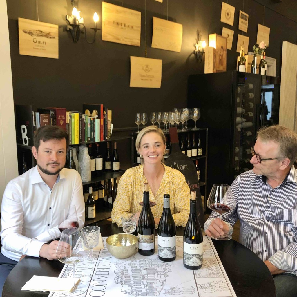 Charla Bosman was recent op een tour van enkele wijnzaken in België, hier bij Convento in Leuven, met links sommelier Tom De Praetere.