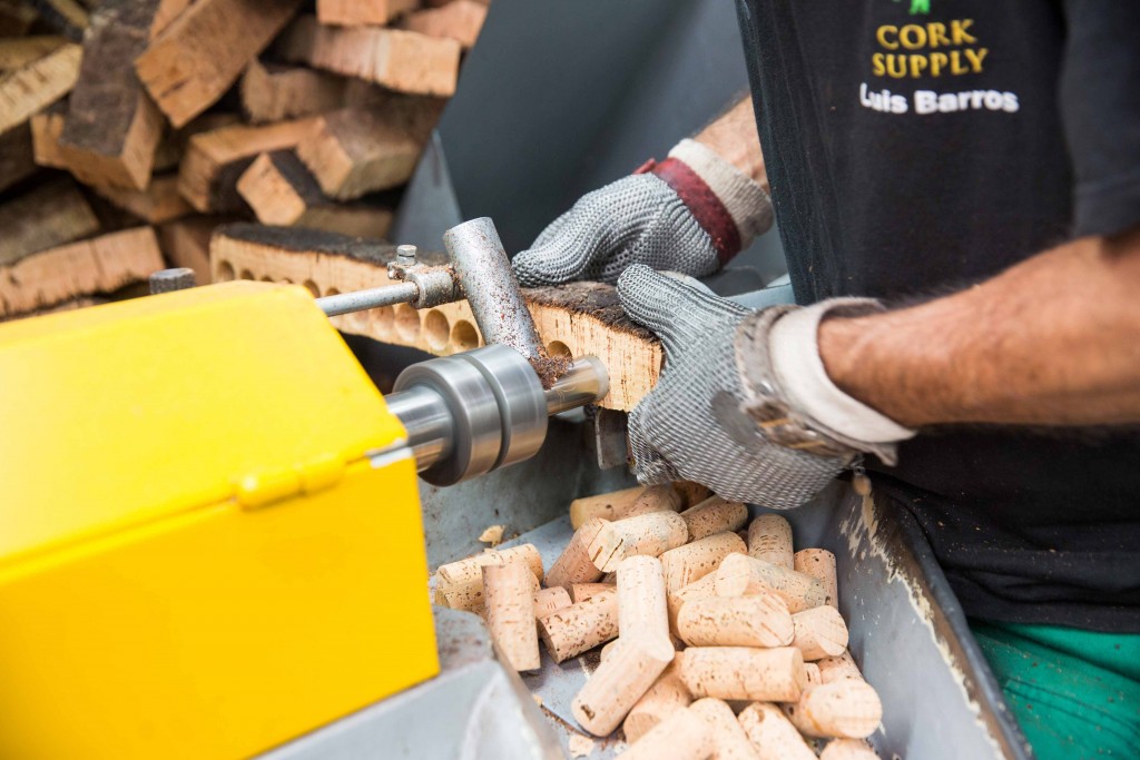 De kurken worden uit de bast geboord / Foto Cork Supply