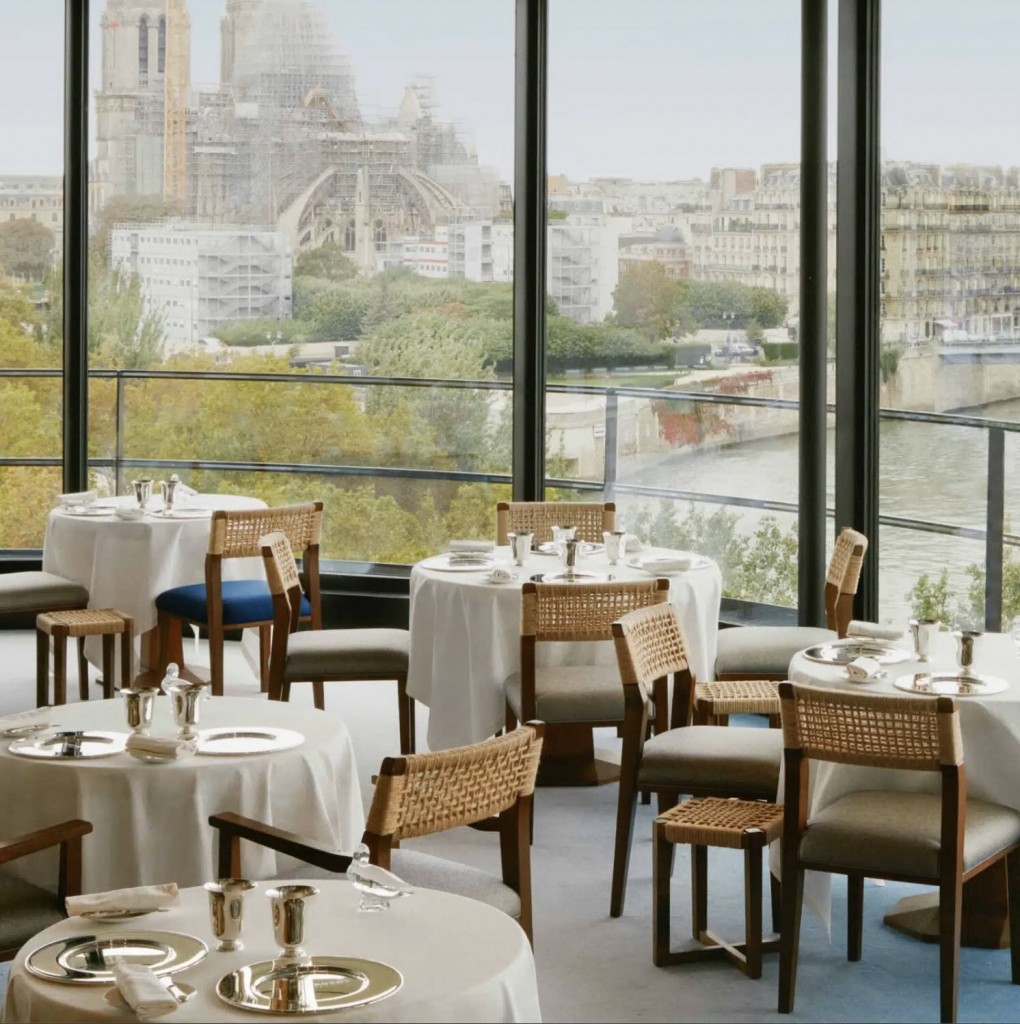 Vanuit de zaal van La Tour d'Argent kijk je uit op de Seine / foto La Tour d'Argent