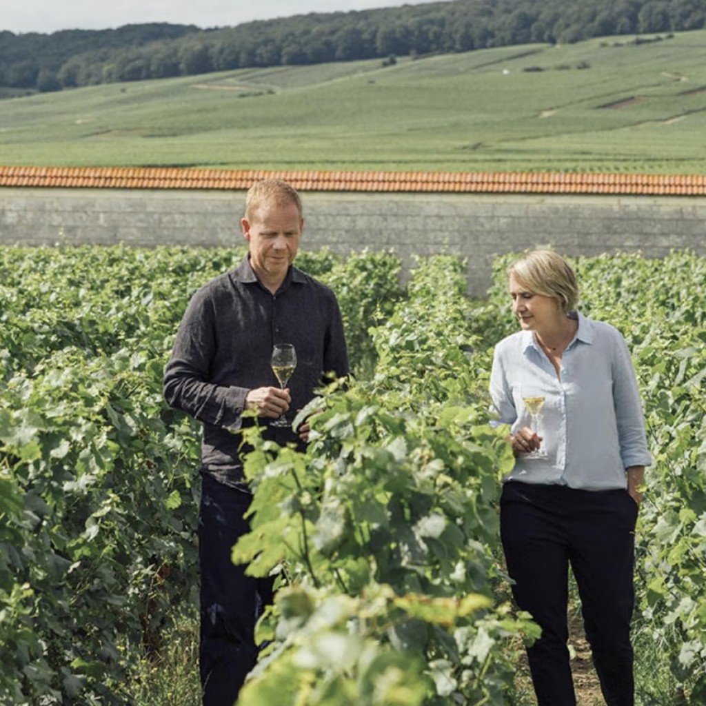 Max Richter en Krug-keldermeester Julie Cavil in de wijngaarden / foto Maison Krug
