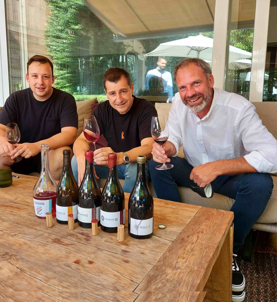 Wijnbouwer Patrick Nijs in El Celler de Can Roca. Vlnr Cyril Vermeulen (assistent sommelier), Josep Roca (sommelier) en Patrick Nijs / foto 