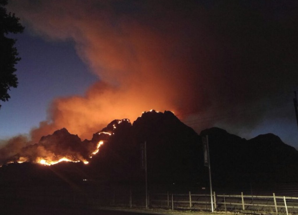 Bijna de hele Simonsberg is getroffen door de brand.