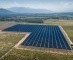 Wijnbouwers in Roussillon planten stokken onder zonnepanelen