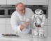 Robot Zora serveert wijn in The Bistronomy in Vilvoorde